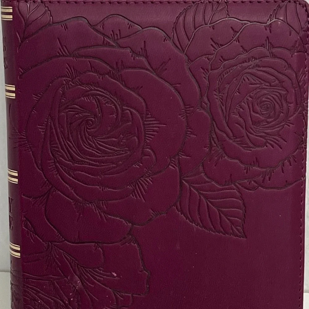 2016 King James Version Burgundy Zipped Compact Rose Design Bible Excellent